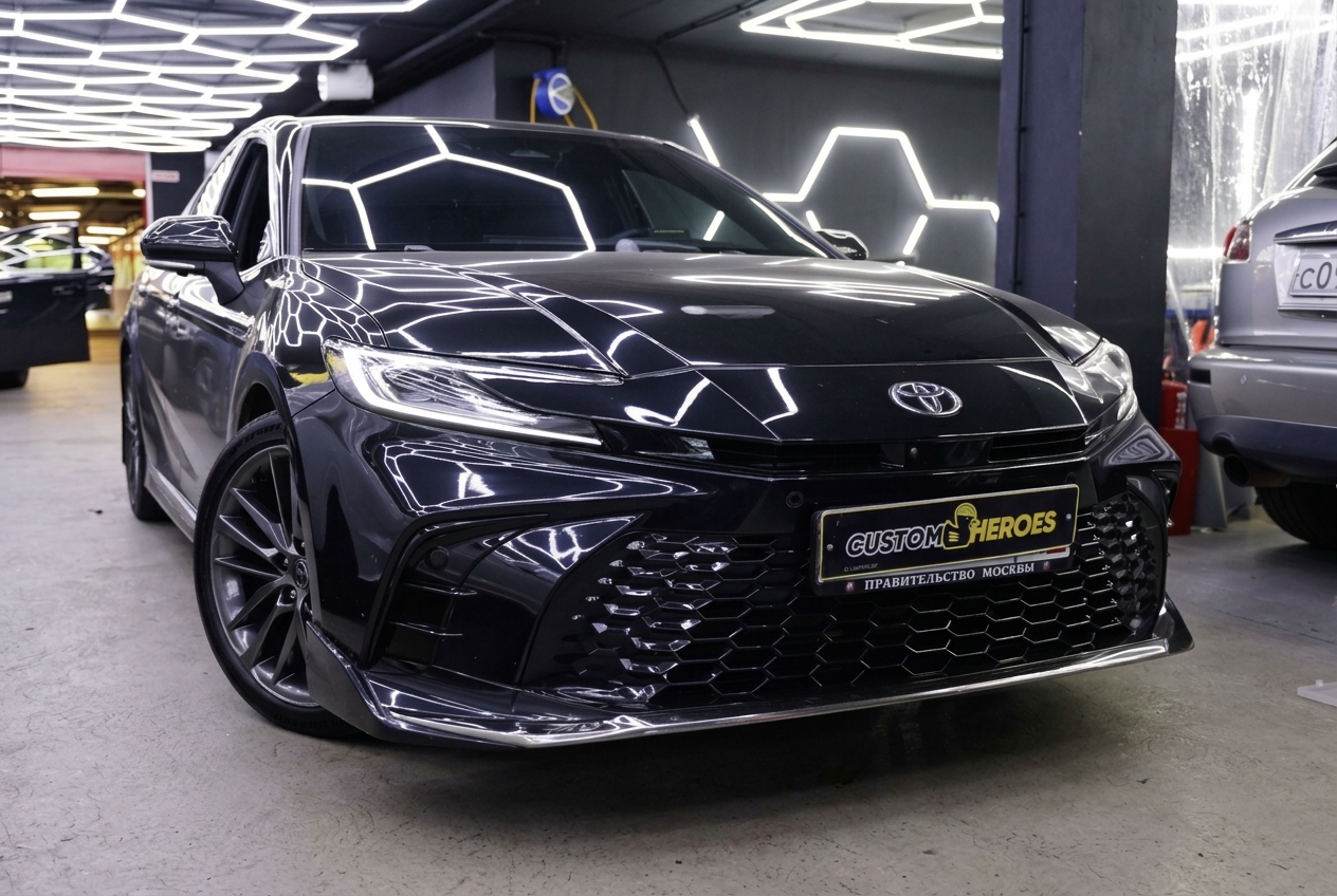 Чёрная Toyota Camry XV80 перед заменой линз фар