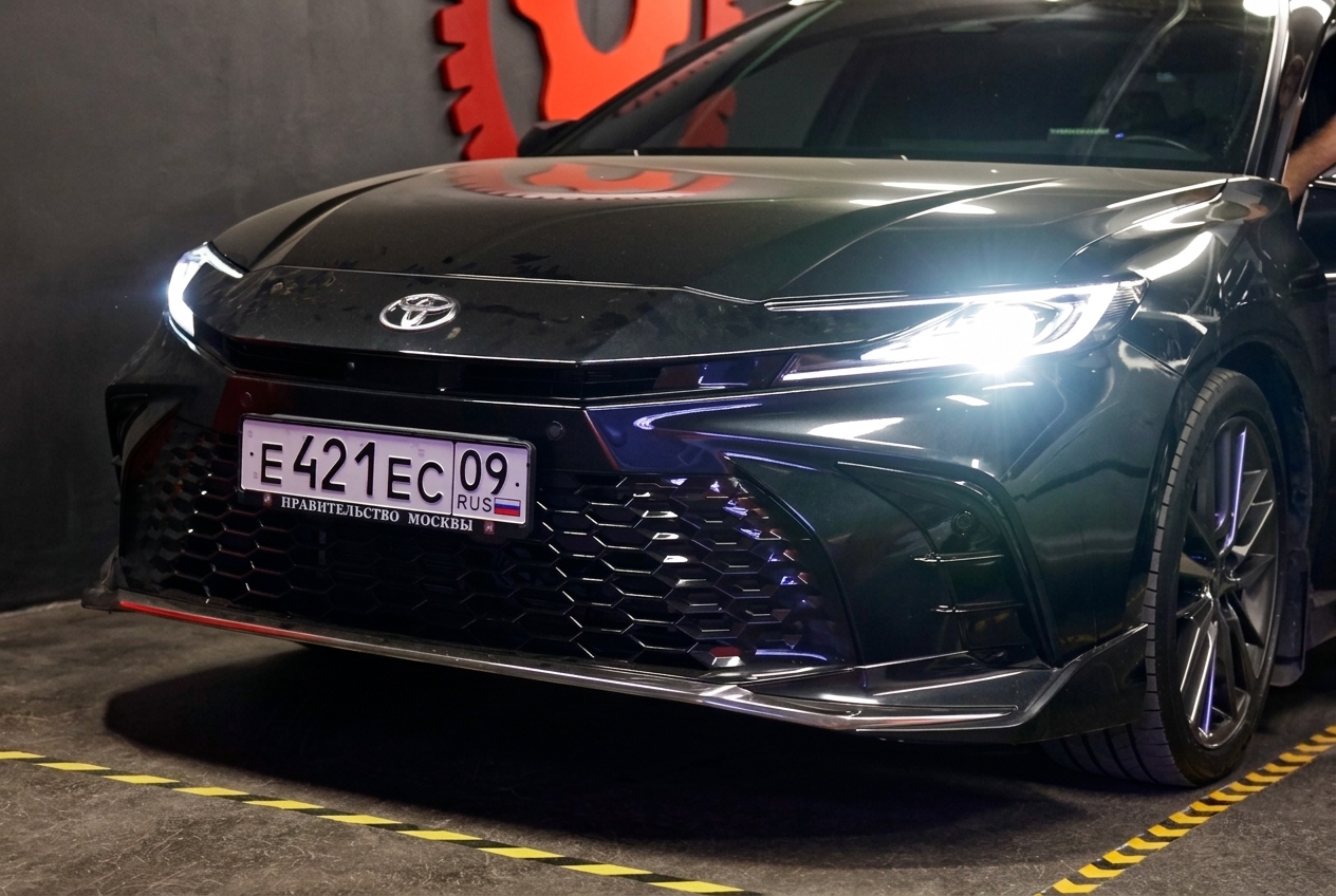 Крупный план фары Toyota Camry XV80 после замены линз