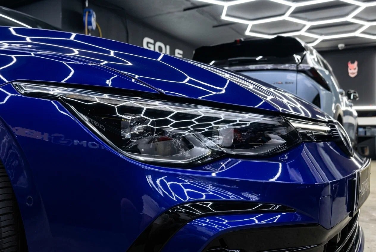 Volkswagen Golf 8 R: вид передней фары до ремонта световода