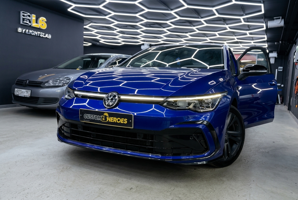 Volkswagen Golf 8 R в студии перед диагностикой передней оптики