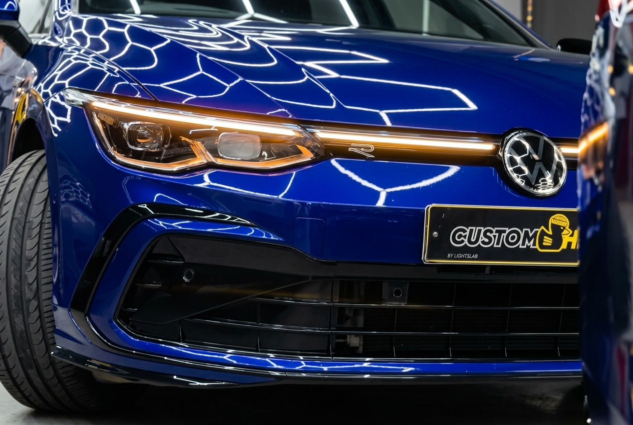 Работа передней световой полосы Volkswagen Golf 8 R после ремонта
