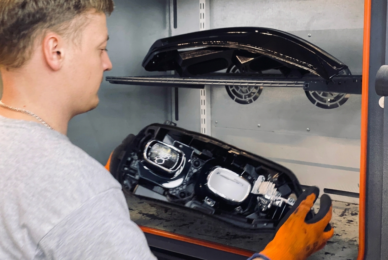 Демонтированная фара Volkswagen Golf 8 R перед разборкой