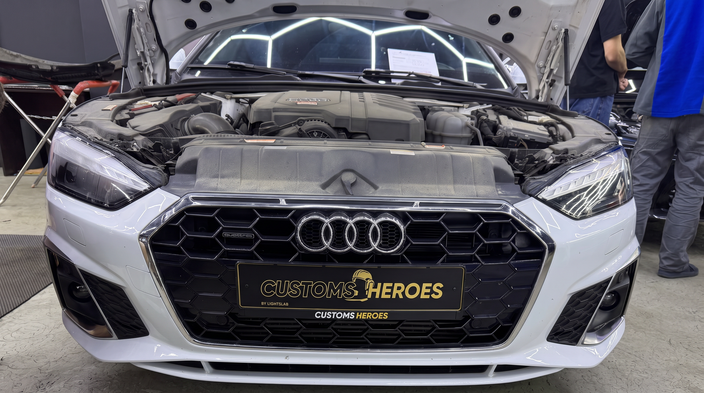 Белая Audi A5 перед ремонтом запотевшей правой фары