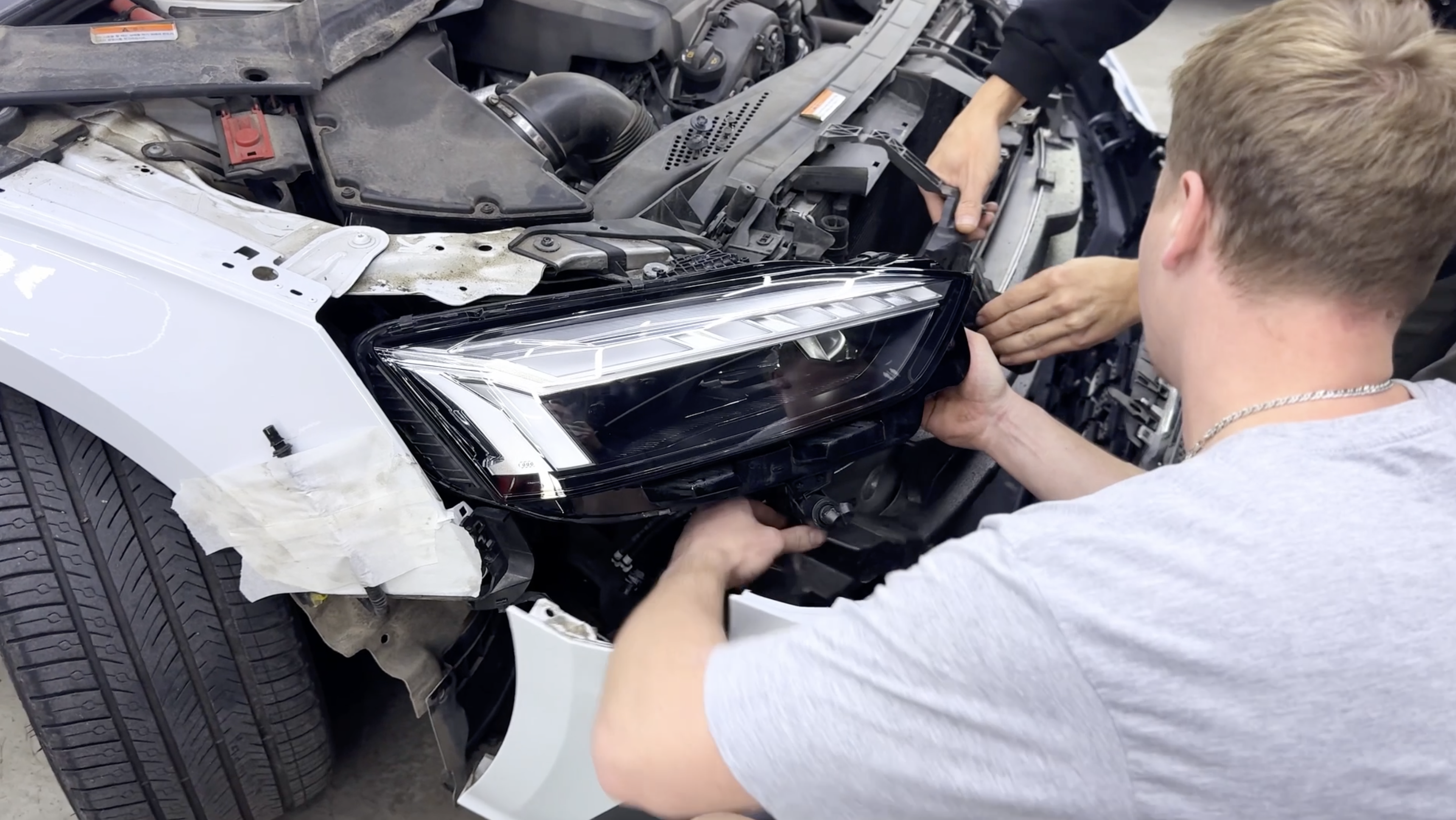 Сборка правой фары Audi A5 после ремонта корпуса