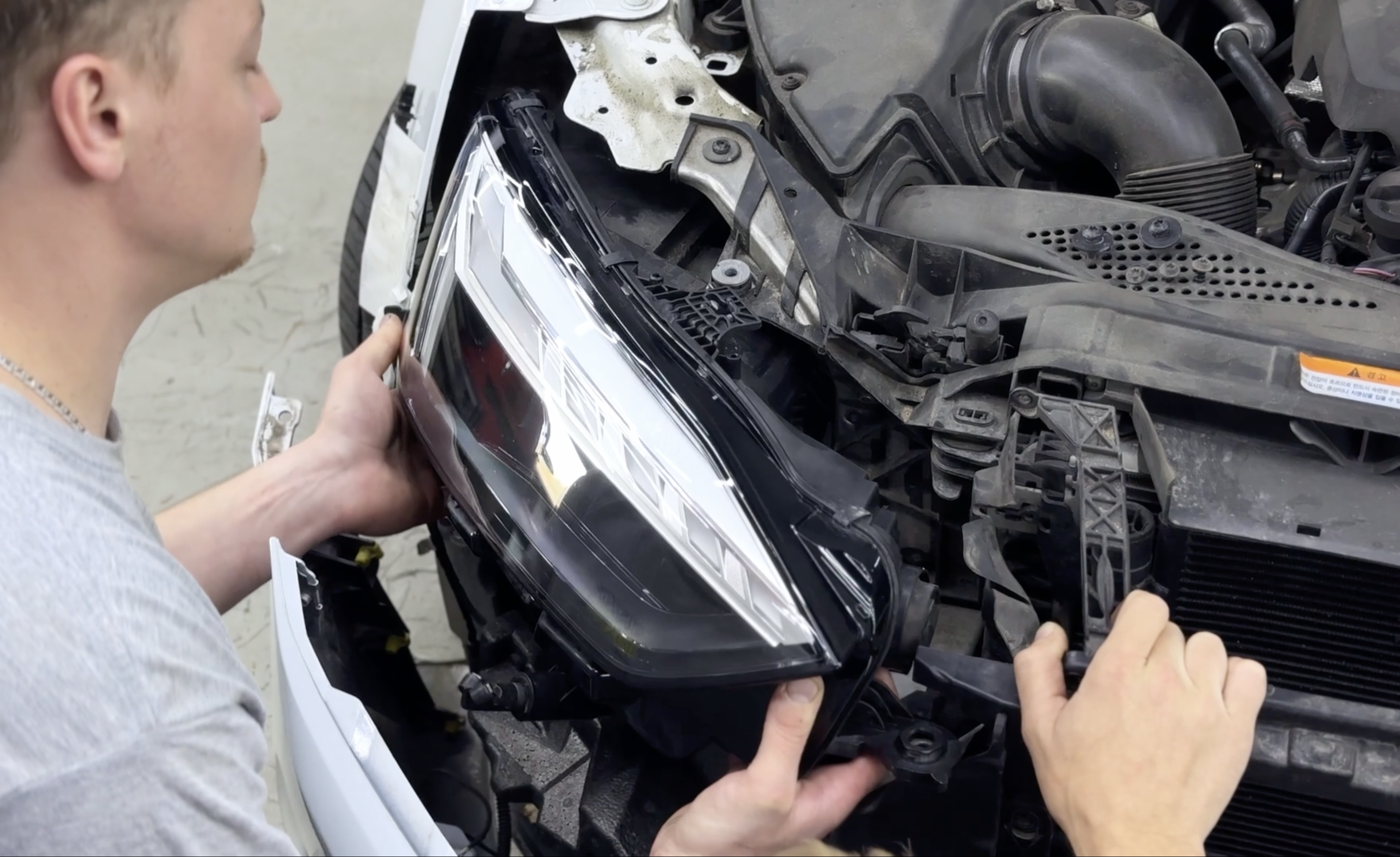 Восстановленная правая фара Audi A5 перед установкой