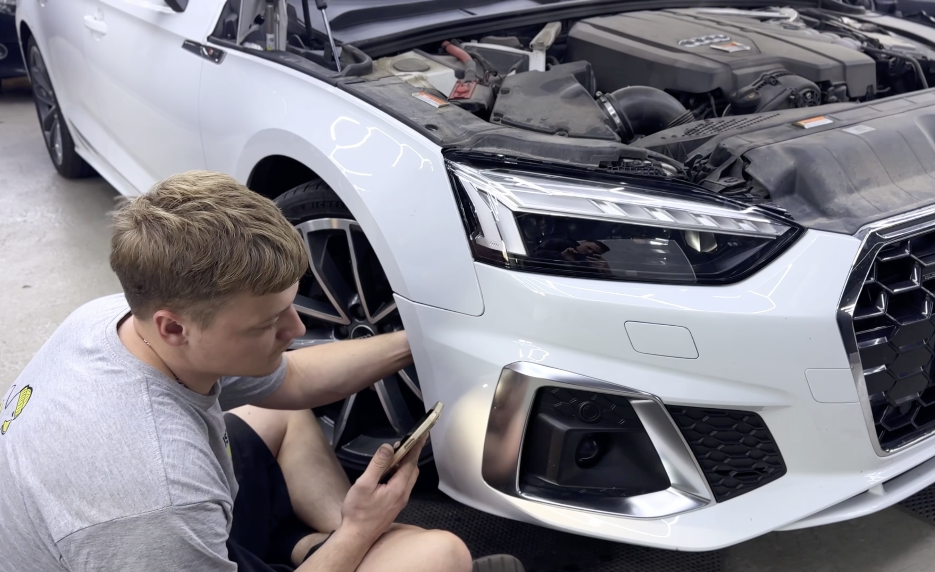 Установка правой фары Audi A5 после герметизации