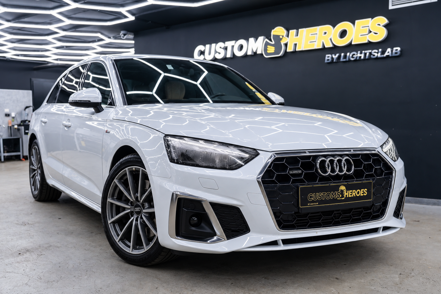 Исходное состояние правой фары Audi A5 с запотеванием