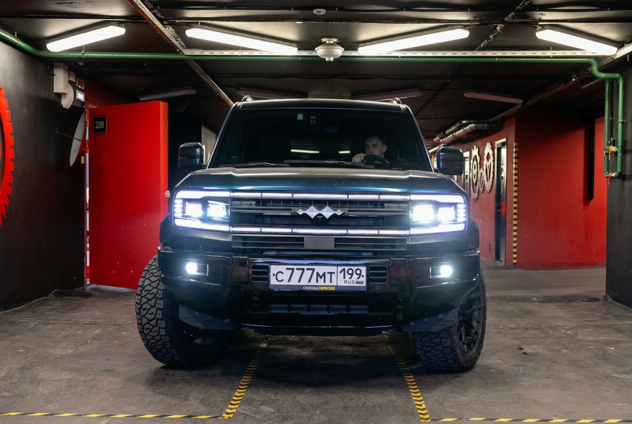 Синий BYD Leopard 5 после доработки головного света