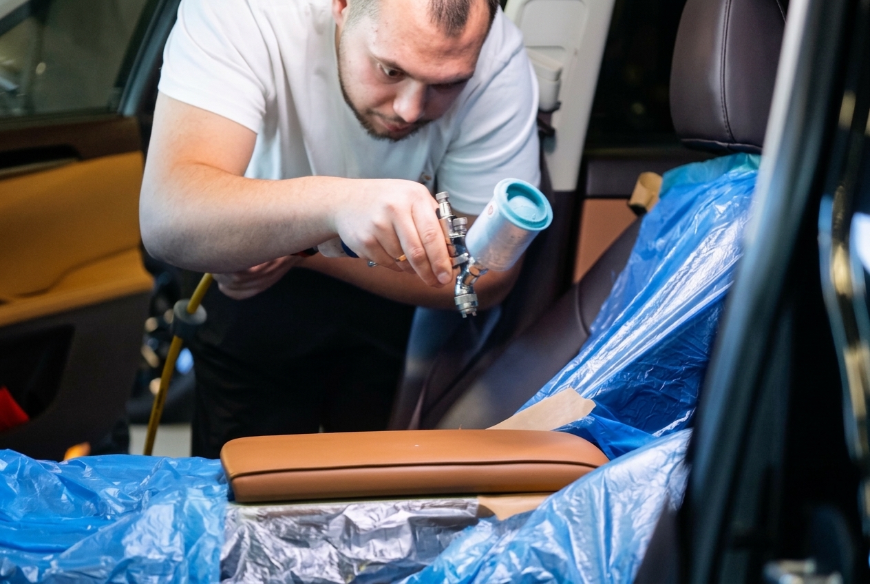 нанесение краски на восстановленный подлокотник Lexus ES 200