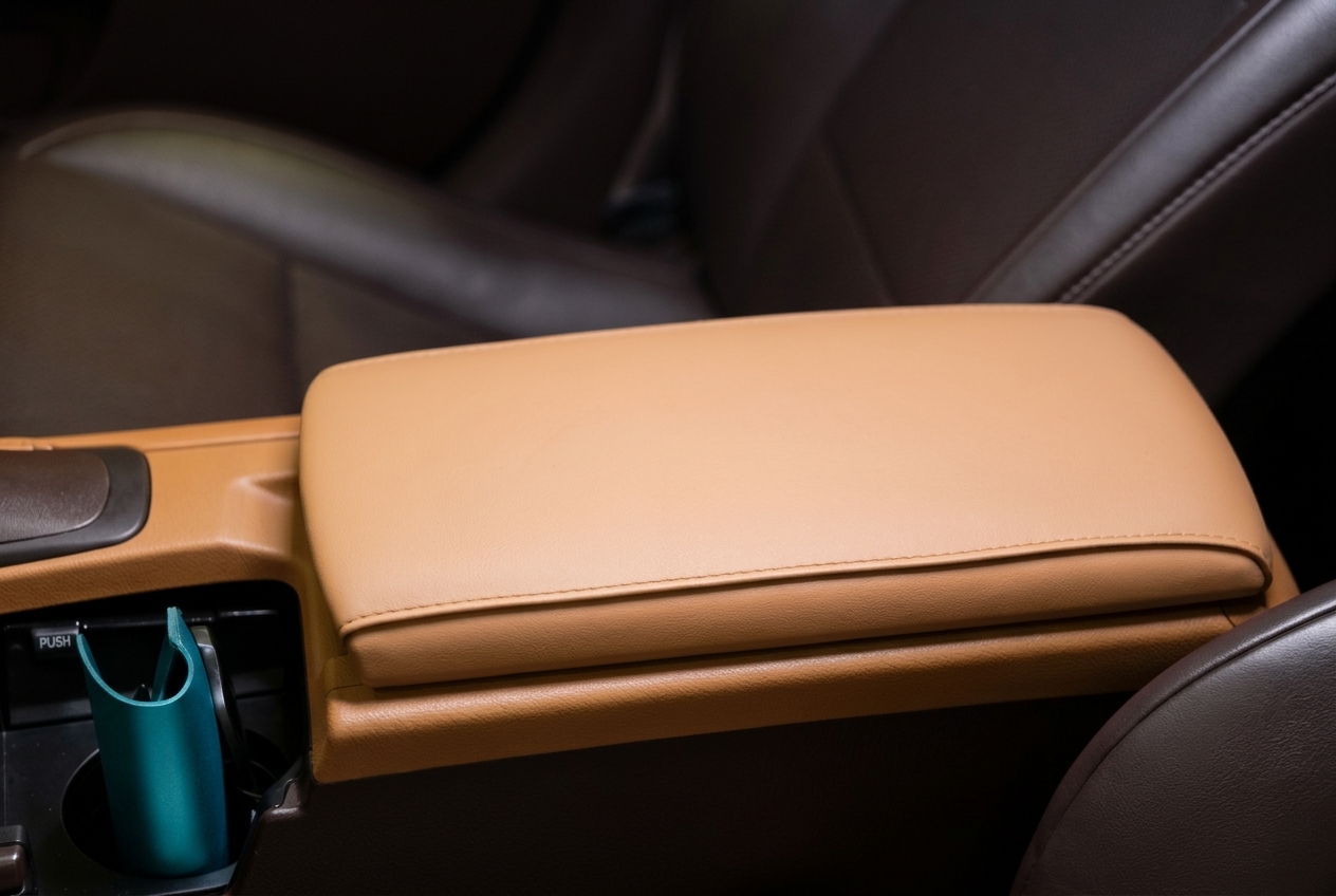 передний подлокотник Lexus ES 200 после ремонта кожи