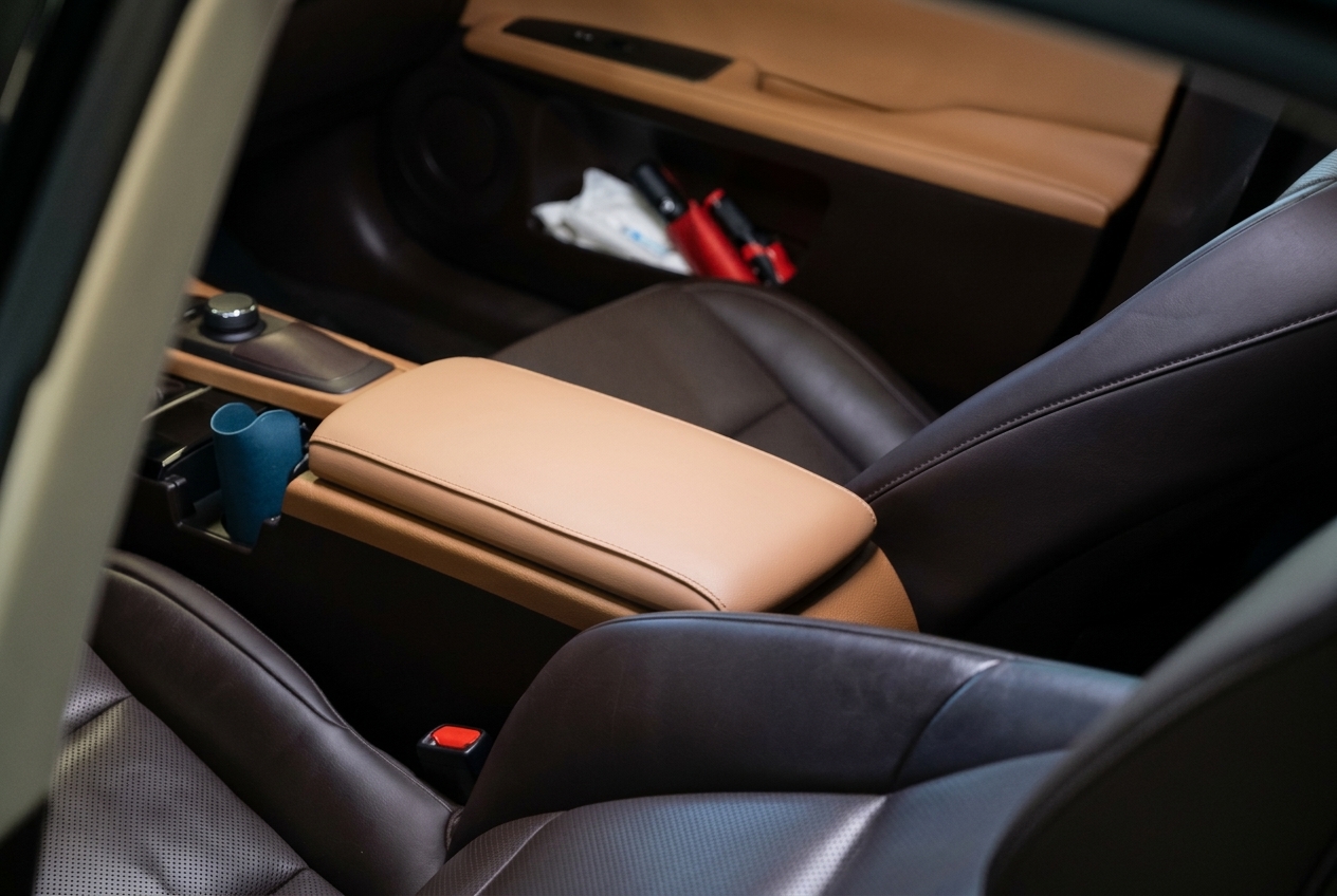состояние кожи подлокотника Lexus ES 200 после окрашивания