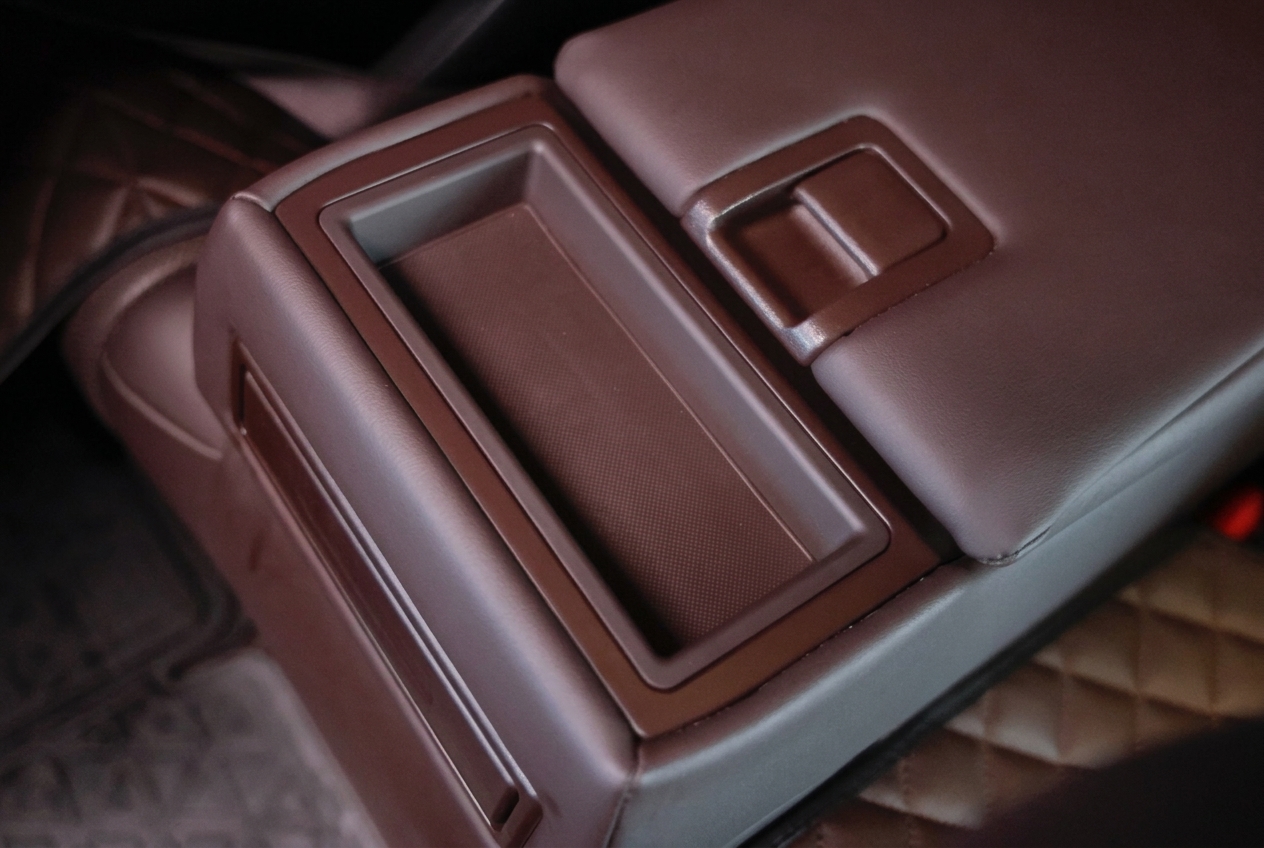 деталь заднего подлокотника Lexus ES 200 с покрытием soft-touch