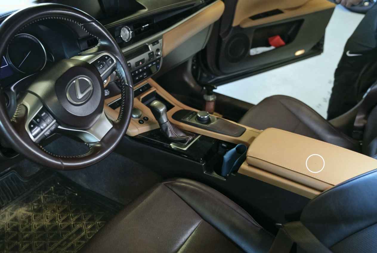 повреждённый участок кожи переднего подлокотника Lexus ES 200