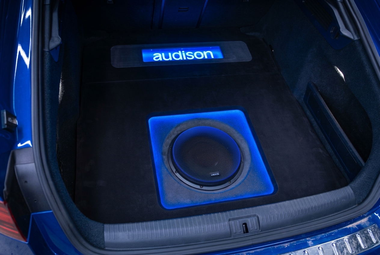 Сабвуфер Hertz и усилители Audison в багажнике Volkswagen Arteon