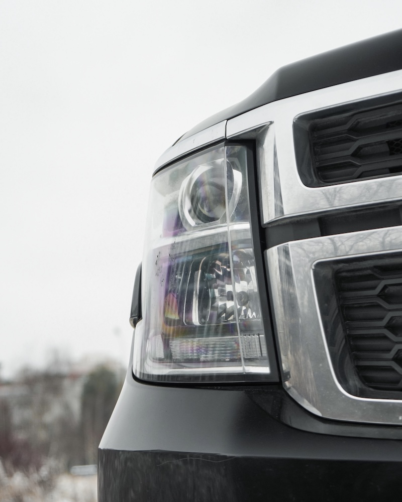 Фара Chevrolet Tahoe перед устранением запотевания