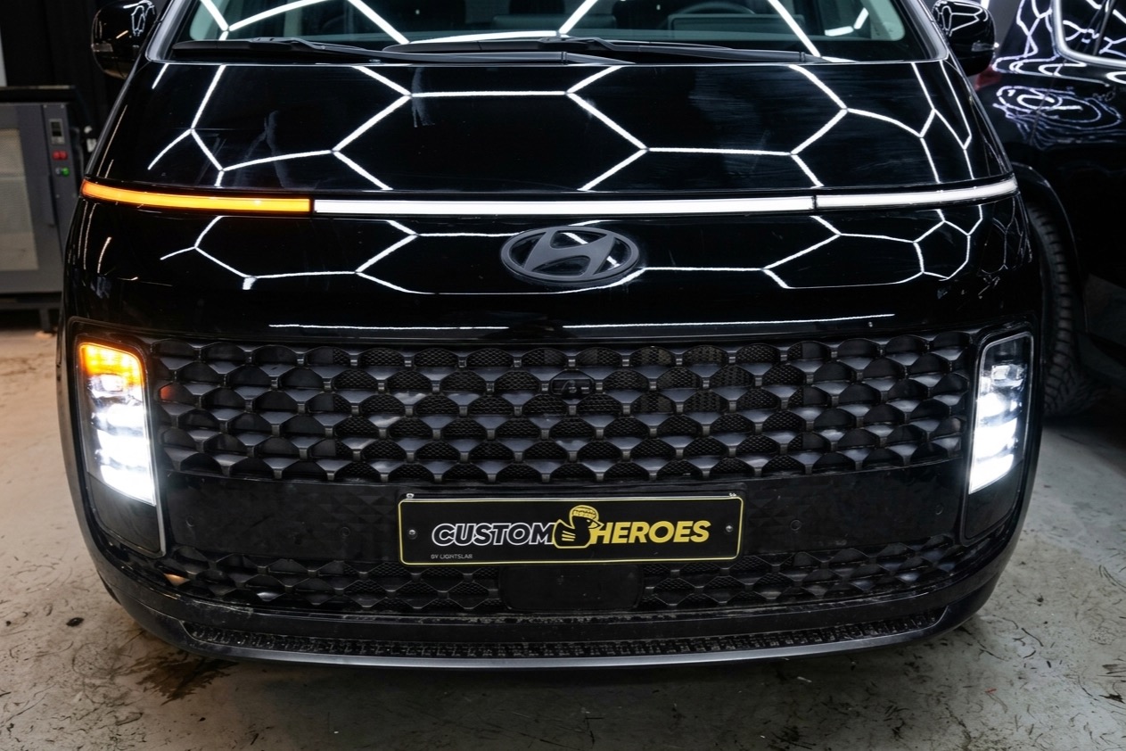 Передняя подсветка Hyundai Staria с включённым указателем поворота слева