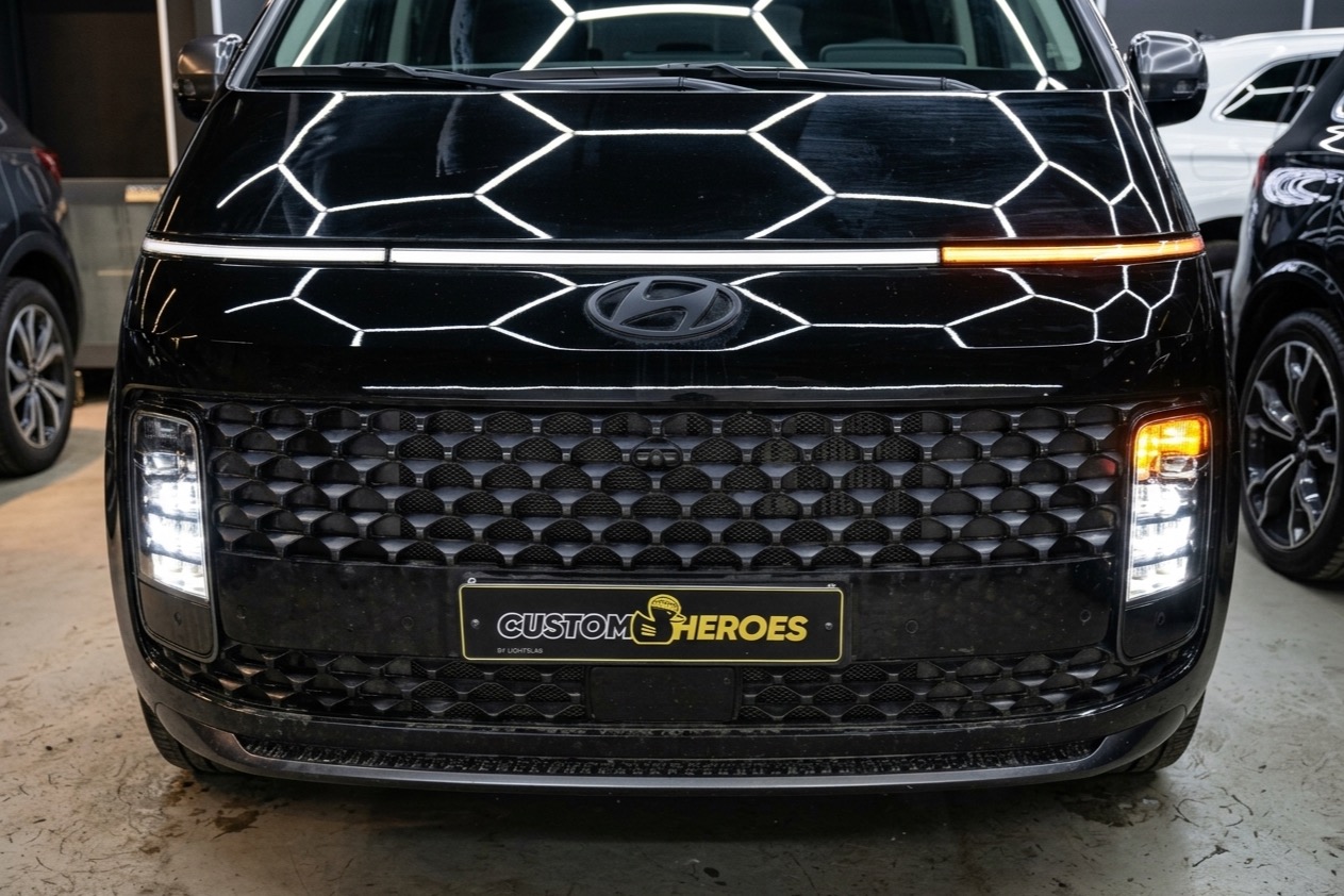 Передняя подсветка Hyundai Staria с включённым указателем поворота справа