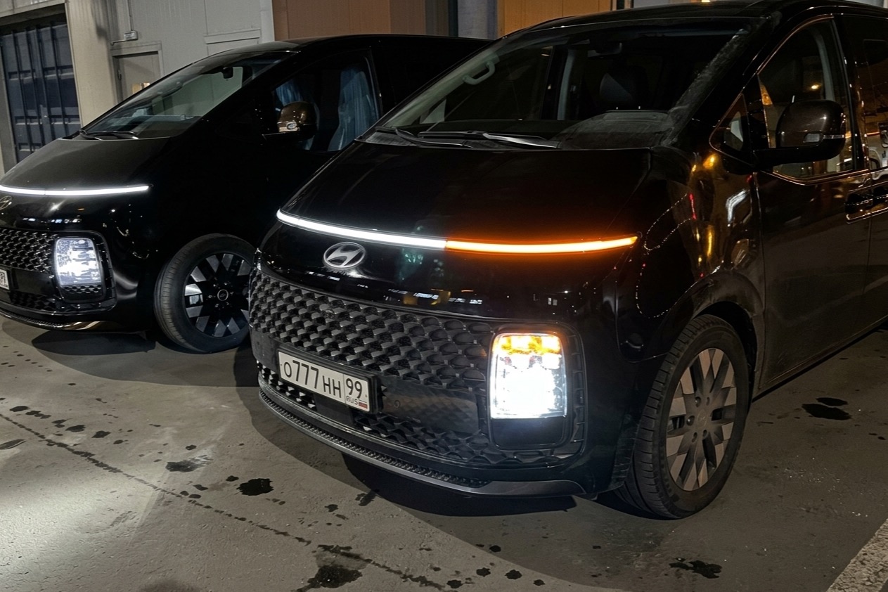 Передняя подсветка Hyundai Staria после доработки в вечернем освещении