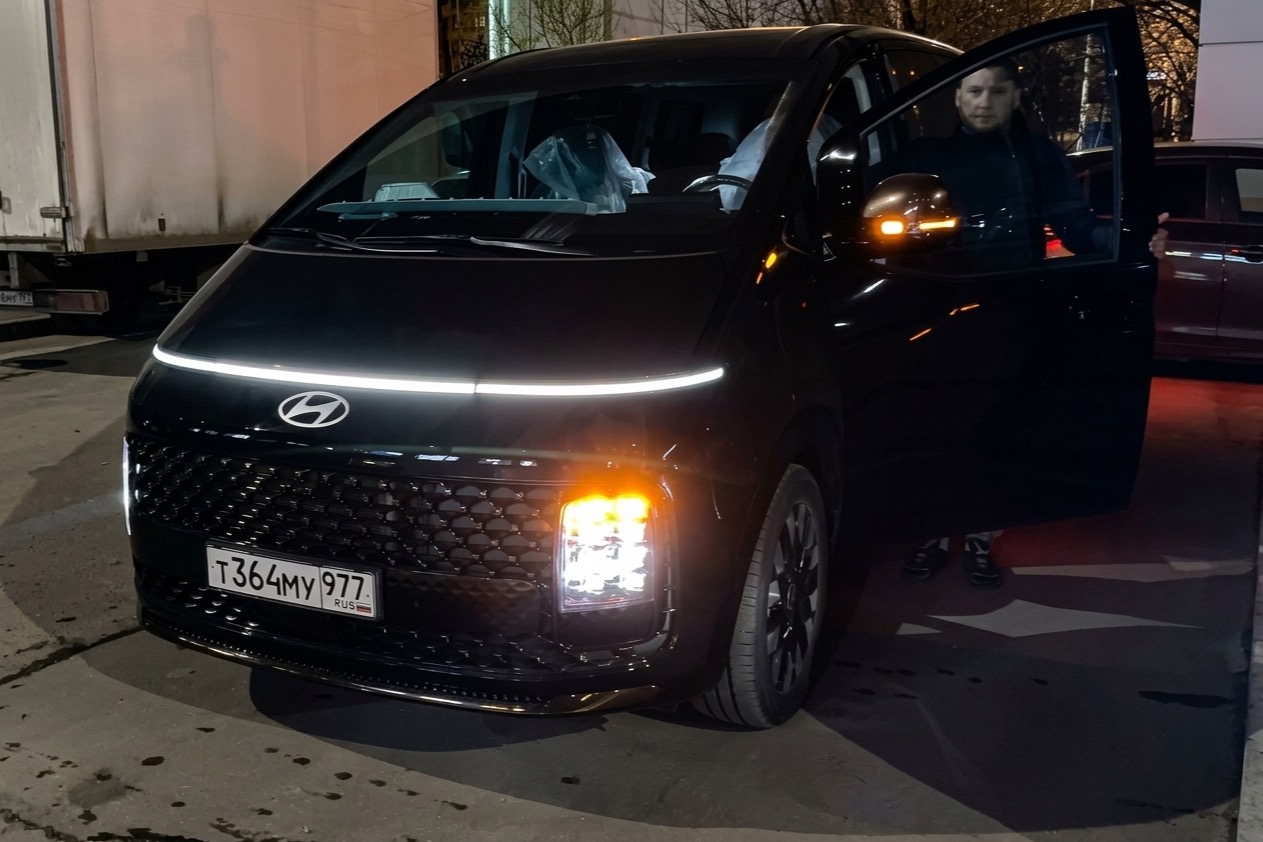 Передний указатель поворота Hyundai Staria в вечернем освещении