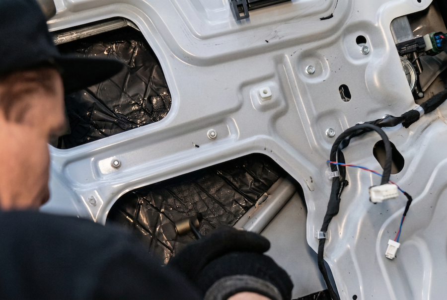 Оклейка задней двери Nissan X-Trail материалами Comfort Mat
