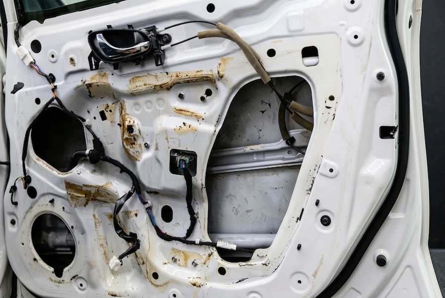 Нанесение первого слоя шумоизоляции Comfort Mat на дверь Nissan X-Trail