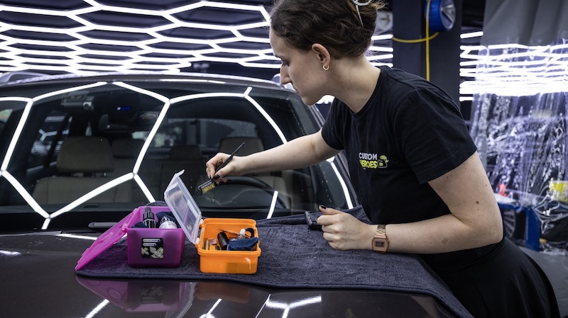 Ремонт скола на лобовом стекле BMW X1 в Москве