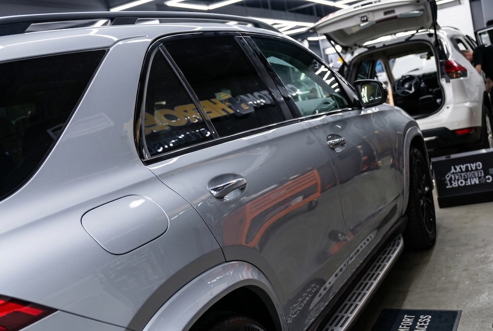 Осмотр дверей Mercedes-Benz GLE перед монтажом доводчиков