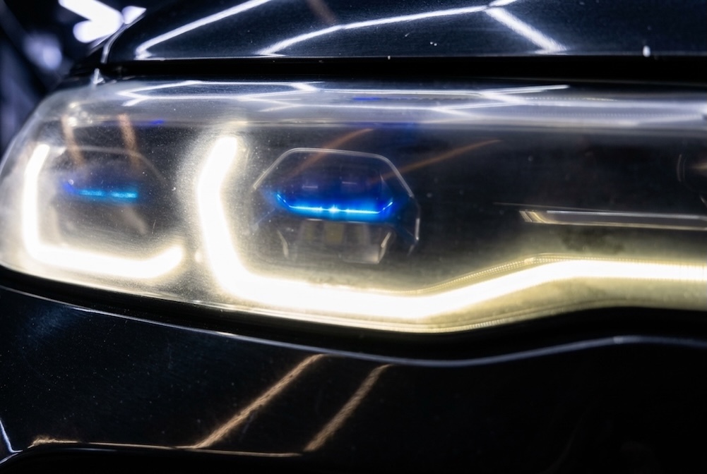 Следы пескоструя на стекле фары BMW X7