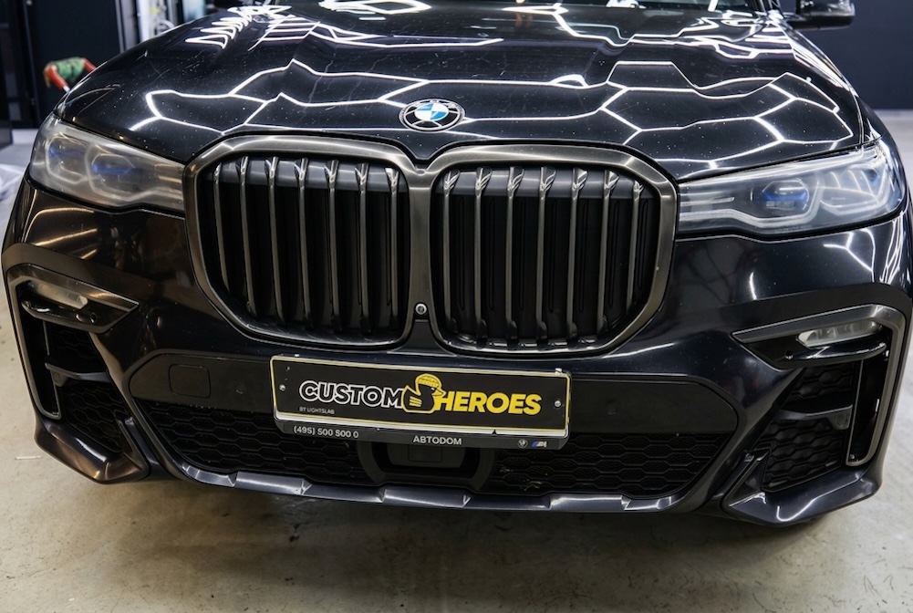 Исцарапанное стекло фары BMW X7 2019