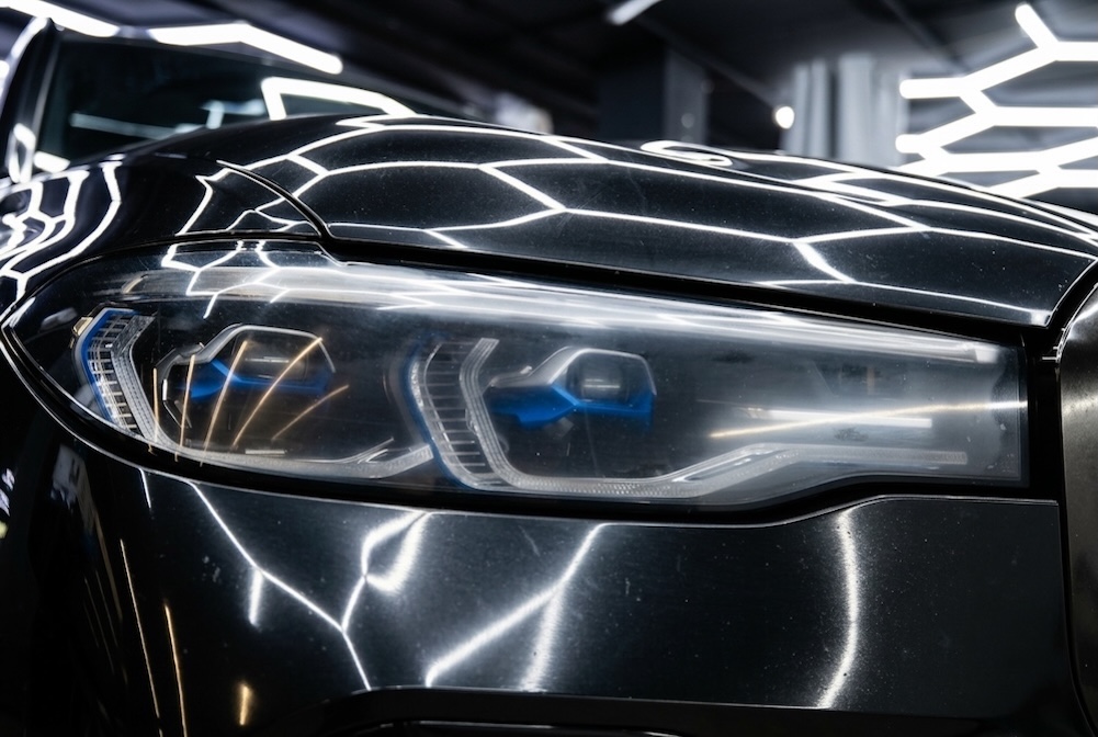 Передняя часть BMW X7 с повреждёнными стёклами фар