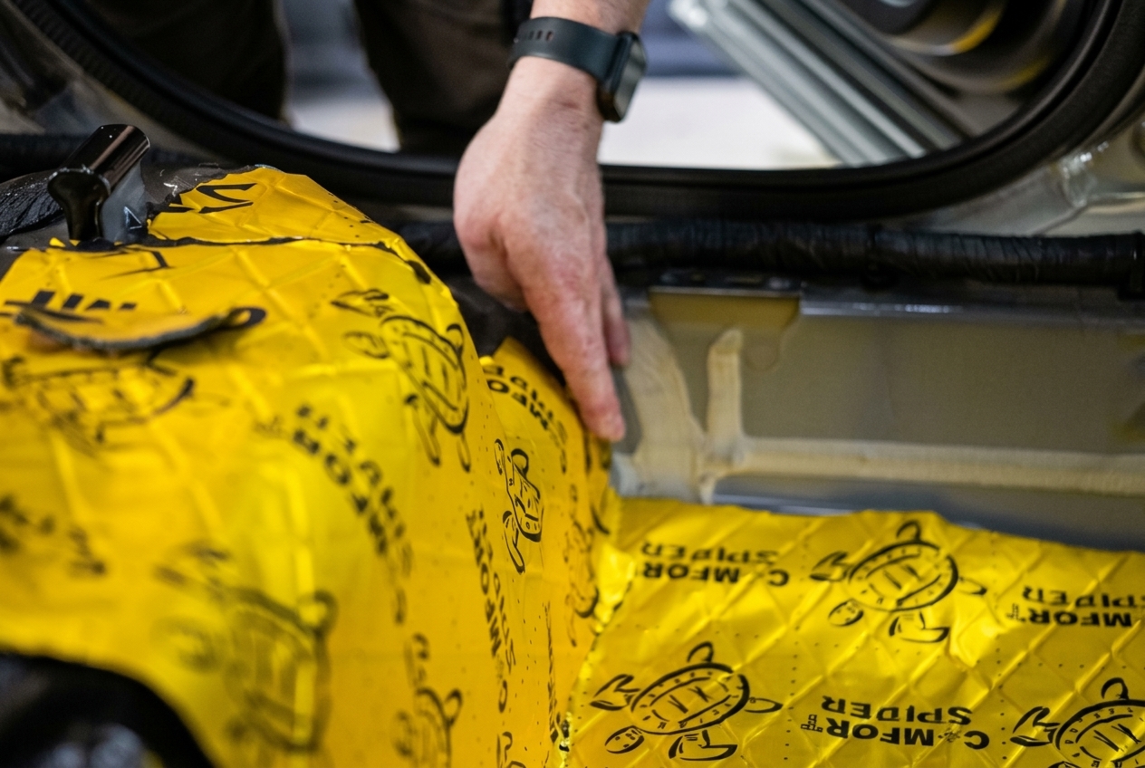 Шумоизоляция пола Geely Monjaro материалами Comfort Mat