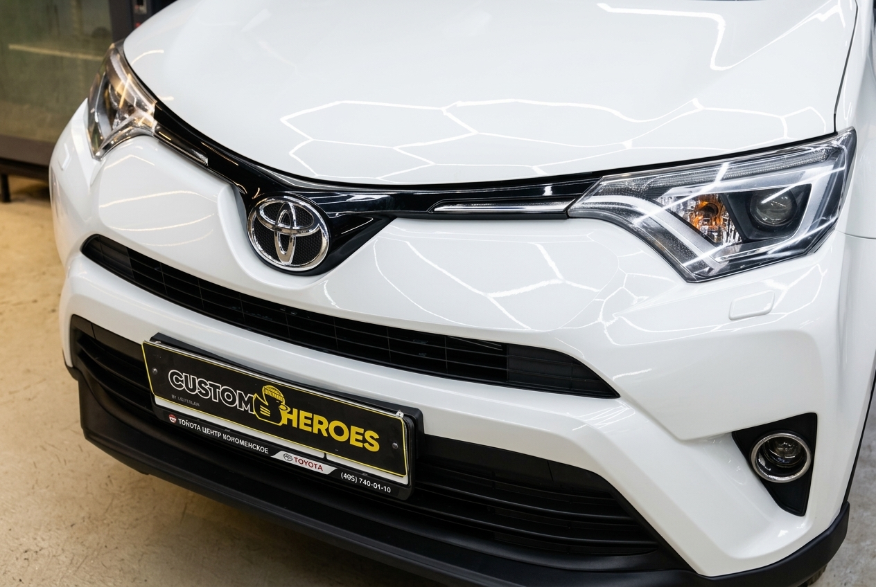 Повреждённое стекло фары Toyota RAV4 до ремонта