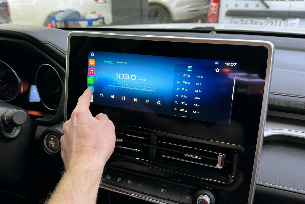 Интерьер Haval M6 перед модернизацией мультимедийной системы