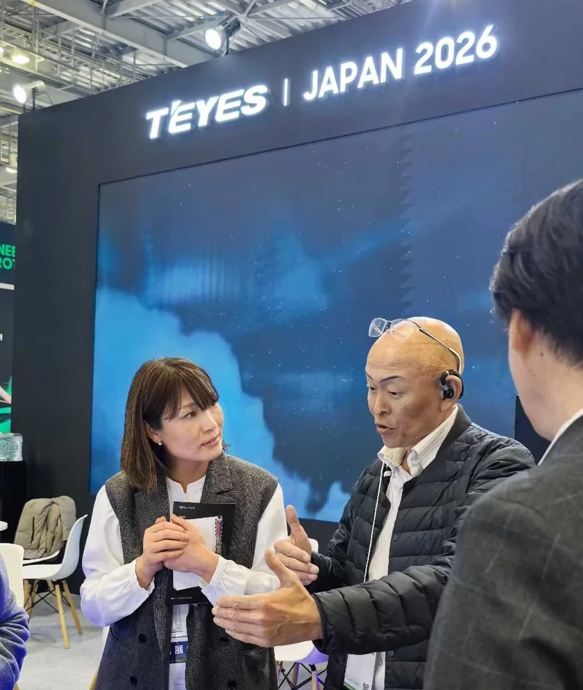 Обсуждение оборудования на стенде TEYES Japan 2026
