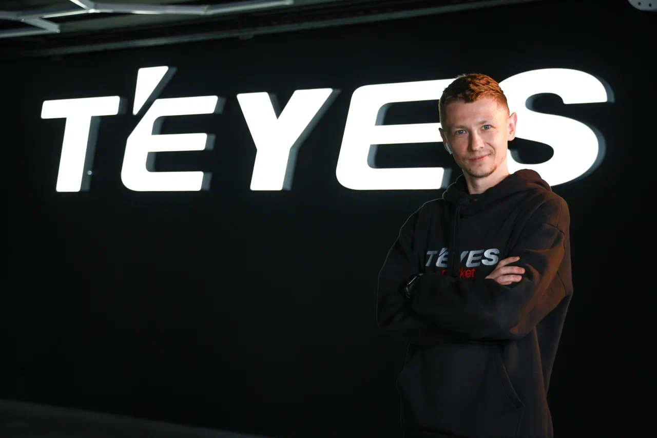 Представитель TEYES Market на фоне фирменной вывески