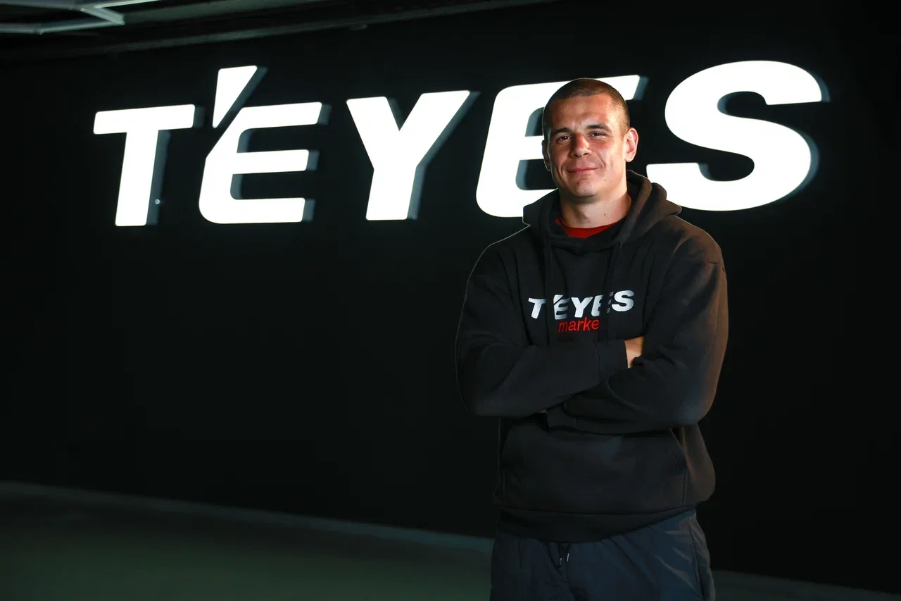 Сотрудник в толстовке TEYES Market в фирменном пространстве